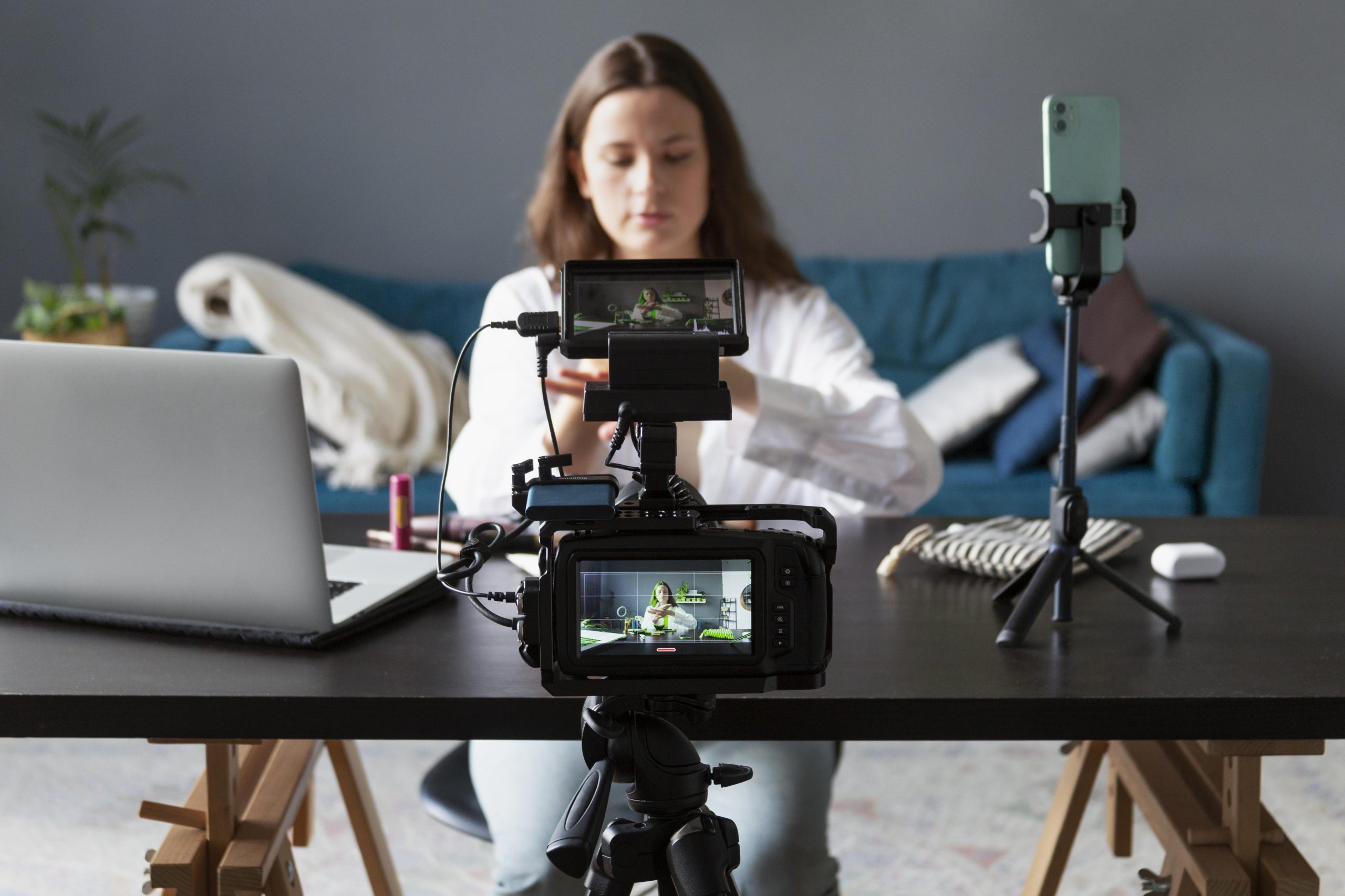 Uma senhora sentada à secretária a produzir conteudo para usar na estratégia de marketing